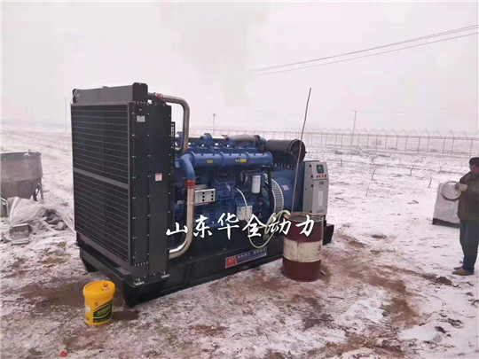 華全動力工作人員冒雪為客戶調試玉柴1000kW發電機組